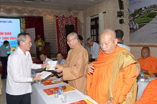 Bí thư Tỉnh ủy Bạc Liêu Lữ Văn Hùng tặng quà Tết các vị chức sắc tôn giáo.