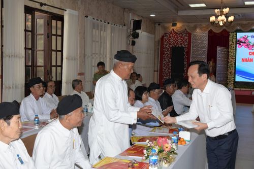 Chủ tịch UBND tỉnh Bạc Liêu Phạm Văn Thiều chúc Tết các vị chức sắc tôn giáo.