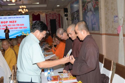 Chủ tịch Ủy ban MTTQ Việt Nam tỉnh Bạc Liêu Nguyễn Văn Hòa tặng quà Tết cho các vị chức sắc.