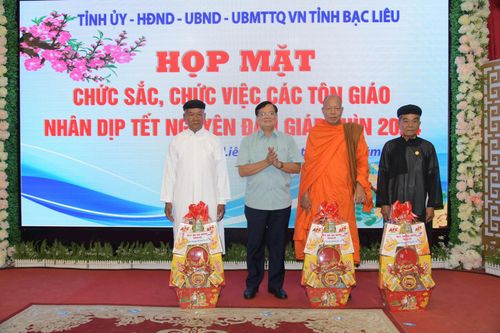 Chủ tịch Ủy ban MTTQ Việt Nam tỉnh Bạc Liêu Nguyễn Văn Hòa tặng quà Tết cho Hòa thượng Dương Quân - Trụ trì chùa Xiêm Cán (TP. Bạc Liêu) và các vị chức sắc.