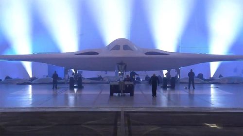 Sau các chuyến bay thử nghiệm thành công, Lầu Năm Góc cho biết, Tập đoàn Northrop Grumman đã được trao hợp đồng sản xuất máy bay ném bom tàng hình B-21 Raider. Tuy nhiên thông tin cụ thể về hợp đồng trên vẫn được giữ bí mật.