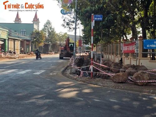 Công trình rào chắn sơ sài. Ảnh HĐ