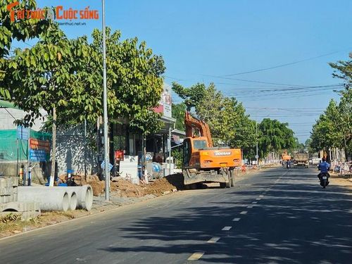 Máy móc thiết bị được huy động. Ảnh Hải Đăng