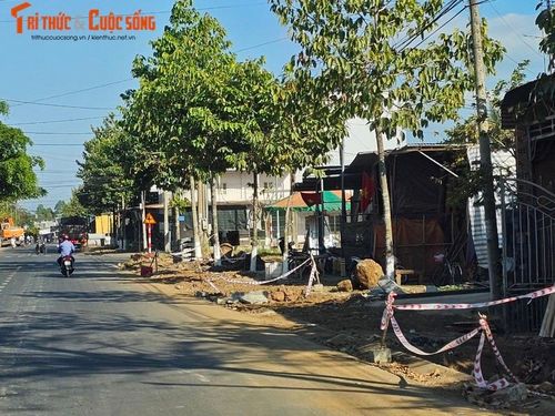 Cát sỏi xà bần, ngổn ngang, rào chắn sơ sài. Ảnh HĐ