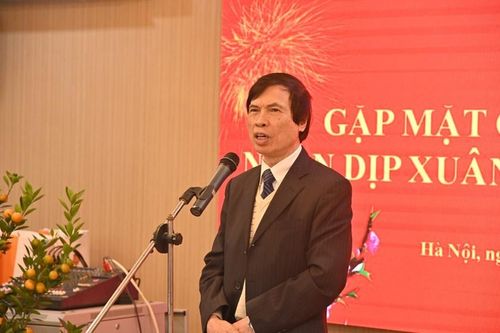 Đại diện Ban liên lạc hưu trí Nguyễn Duy Lãm phát biểu tại buổi gặp mặt. 