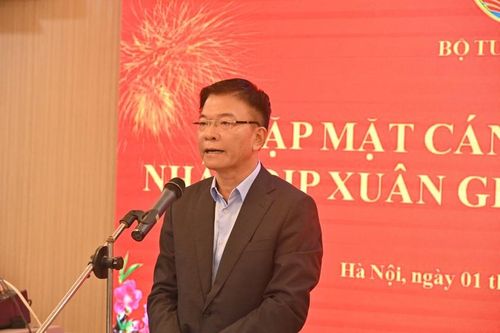 Bộ trưởng Lê Thành Long phát biểu tại buổi gặp mặt.