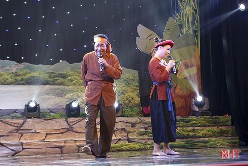 Nghệ nhân Ưu tú Phạm Thế Nhuần và nghệ nhân Hoài Thu (CLB Dân ca ví, giặm xã Cẩm Mỹ, Cẩm Xuyên) với những màn hát đối đáp dí dỏm qua tiết mục lời cổ “Ô lục soạn”.