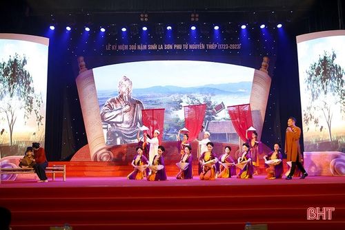Một cảnh trong chương trình nghệ thuật “Kẻ sĩ đất La Sơn” tại lễ kỷ niệm 300 năm Ngày sinh La Sơn Phu tử Nguyễn Thiếp (tháng 10/2023).