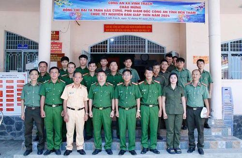 Đại tá Trần Văn Cung - Phó Giám đốc Công an tỉnh An Giang thăm, chúc Tết Công an xã Vĩnh Trạch, huyện Thoại Sơn.