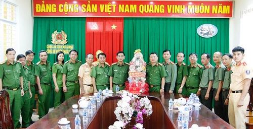 Đại tá Trần Văn Cung - Phó Giám đốc Công an tỉnh An Giang chúc Tết và tặng quà Công an huyện Thoại Sơn.