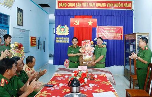 Đại tá Trần Văn Cung - Phó Giám đốc Công an tỉnh An Giang chúc Tết vàtặng quà Công an xã Vọng Thê.
