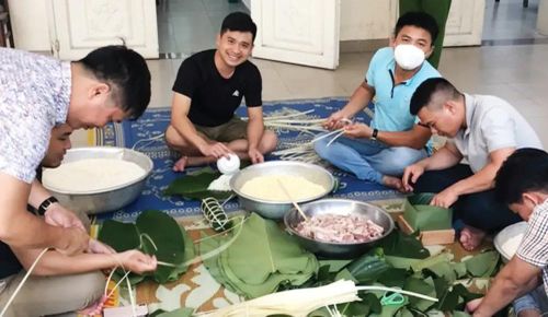 Thiếu tá Trần Khắc Việt (giữa) tham gia gói bánh chưng đón Tết cùng anh em trong đơn vị