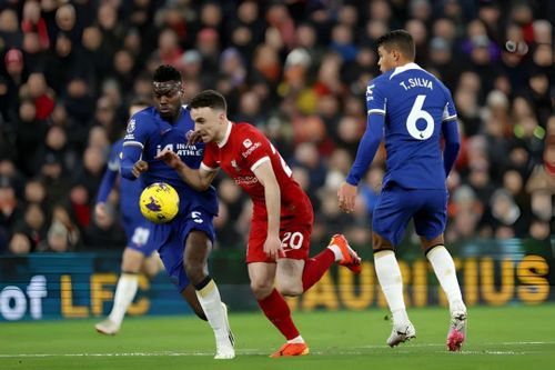 Jota vượt qua hai trung vệ Chelsea trước khi ghi bàn mở tỷ số cho Liverpool (Ảnh: getty)