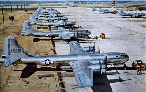 Tiêm kích B-29 Superfortress Enola Gay ở Căn cứ không quân Tinian, từng mang bom nguyên tử ném xuống Nhật đầu tháng 8/1945.