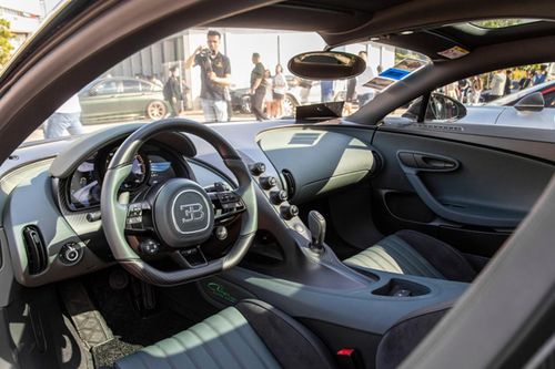 Có lẽ giới mê xe ở Asean chưa quên được hình ảnh chiếc xe Bugatti Chiron Super Sport nằm trên xe chuyên dụng tại Campuchia và theo thông tin chúng tôi có được, chủ nhân của chiếc siêu xe triệu đô này không phải người bản địa, mà là 1 triệu phú Trung Quốc.