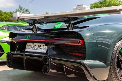 Đầu tiên là việc dòng siêu xe triệu đô Bugatti Chiron Super Sport chỉ được sản xuất giới hạn 60 xe trên toàn thế giới, trong đó chỉ mới có 3 xe lộ diện xuất hiện tại thị trường Asean, bao gồm Singapore, Malaysia và Campuchia. Điều này cho thấy chiếc Bugatti Chiron Super Sport tại Campuchia rất đặc biệt.