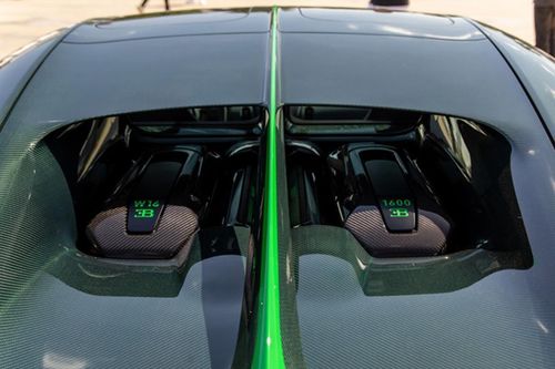 Chưa hết, chiếc Bugatti Chiron Super Sport này còn sở hữu 1 số họa tiết màu xanh lá cây, với điểm nhấn mạnh mẽ nhất là con số 88 trên lưới tản nhiệt. Cặp số 88 này lại xuất hiện 1 lần nữa nhưng trên biển số của xe là 88.JP.88. Sau cùng là bộ mâm 5 chấu đơn sơn màu đen, cùng kẹp phanh sơn màu xanh chuối.