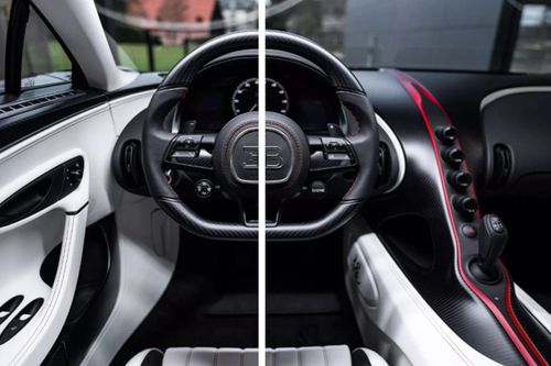 Được đặt biệt danh Red Dragon (Rồng Đỏ), chiếc Bugatti Chiron Super Sport có ngoại thất nổi bật nhờ chất liệu sợi carbon sơn đỏ Royal Red rất bắt mắt.