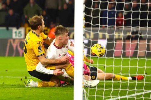Rasmus Hojlund nhân đôi cách biệt ở phút 22 sau đường chuyền của Luke Shaw.