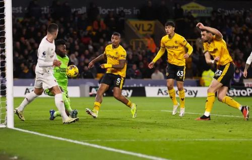 Max Kilman thắp lên hy vọng cho Wolverhampton với bàn rút ngắn tỷ số xuống 2-3 ở phút 85.