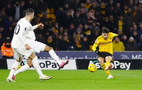 Tưởng chừng như các cầu thủ Man Utd sẽ sụp đổ khi Pedro Neto ghi bàn quân bình tỷ số 3-3 cho Wolverhampton ở phút 90+5.