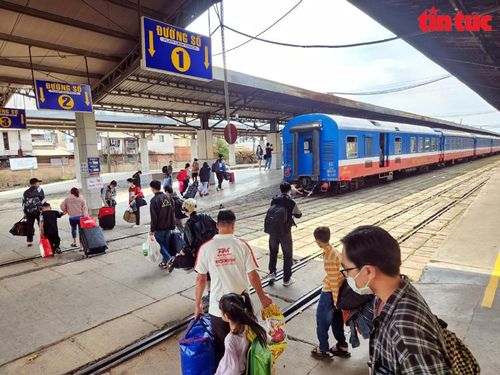 Hành khách di chuyển lên tàu TN6, khởi hành lúc 14 giờ chiều ngày 2/2.