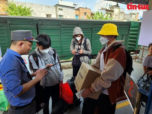 Nhân viên kiểm soát vé hành khách trước khi lên tàu.