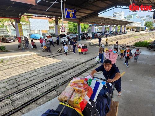 Nhân viên ga Sài Gòn hỗ trợ đẩy hành lý ra tàu cho hành khách .