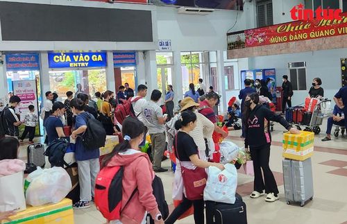 Khu vực cửa vào ga luôn chật kín người.