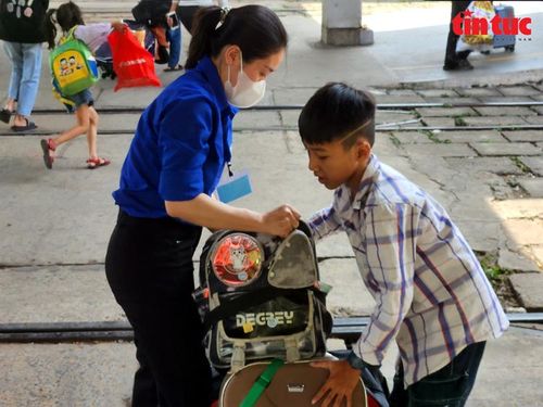 Lực lượng Đoàn thanh niên của ga Sài Gòn được tăng cường hỗ trợ hành khách những ngày giáp Tết.
