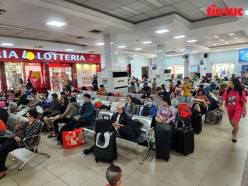Các dãy ghế ngồi chờ trong nhà ga luôn chật kín.