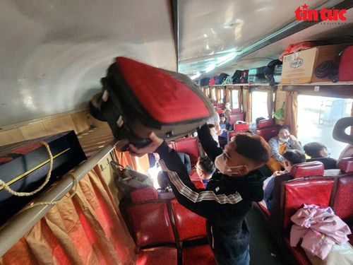 Hành khách cất hành lý sau khi lên tàu.