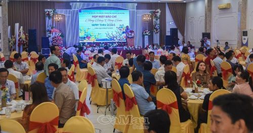 Buổi họp mặt có sự tham gia của đông đảo người làm báo trong và ngoài tỉnh.