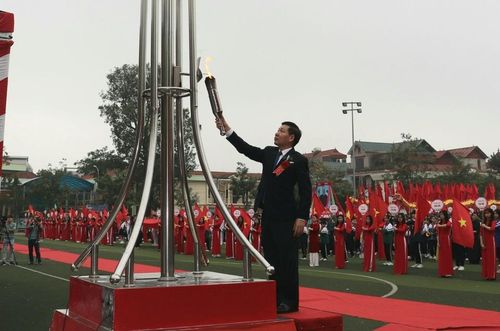 Chủ tịch UBND huyện Quốc Oai Nguyễn Trường Sơn thắp sáng đài lửa Hội khỏe Phù Đổng huyện Quốc Oai lần thứ X.