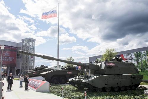 Pháo của 2S35 Coalition-SV được lắp trên khung gầm T-90, mặc dù thân xe và khoang lái có nhiều điểm giống với xe tăng T-14 Armata hơn. Hệ thống pháo tự hành 2S35 Coalition-SV được trang bị pháo 2A88 hiện đại, bắn đạn pháo 152mm.