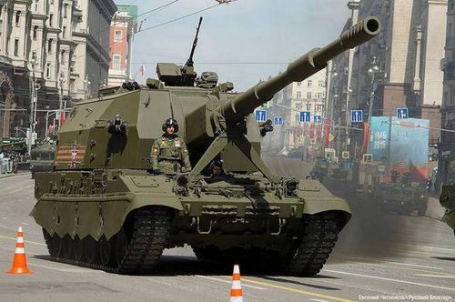 Ukraine đang đối mặt với tình trạng thiếu hụt vũ khí và đạn dược trong bối cảnh phương Tây chưa thể ngay lập tức đáp ứng những yêu cầu của Kiev. Trong khi đó, Nga đang mở rộng sản xuất đạn pháo cũng như các hệ thống vũ khí mới. Theo một số ước tính, Nga hiện bắn khoảng 10.000 quả đạn mỗi ngày, trong khi Ukraine chỉ bắn 2.000 quả đạn pháo mỗi ngày. Các chuyên gia dự đoán rằng trong thời gian tới tốc độ bắn của Nga sẽ “nhiều hơn con số đó”.