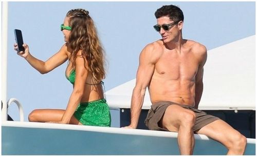 Vợ của Lewandowski từng tốt nghiệp Học viện Giáo dục thể chất ở Warsaw, được chứng nhận đủ điều kiện trở thành một HLV chuyên nghiệp (PT). Anna cũng từng xuất bản 3 cuốn sách hướng dẫn những bài tập để phụ nữ giữ vóc dáng thon gọn