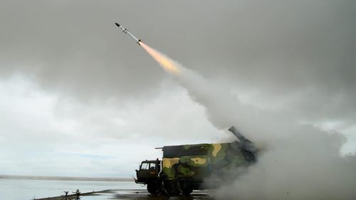 Các cuộc thử nghiệm tên lửa của DRDO trước đây bao gồm việc phóng tên lửa Akash-NG từ bãi thử tích hợp ngoài khơi bờ biển Odisha vào ngày 25/1/2021. Tiếp nối thành tích này, vụ thử nghiệm thứ hai diễn ra vào ngày 23/7/2021 đã xác nhận khả năng hoạt động của toàn bộ hệ thống vũ khí. Ảnh: India TV News.