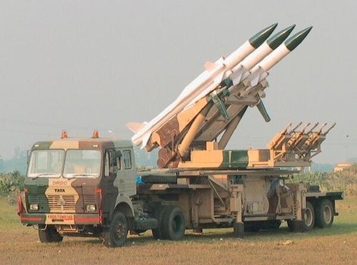 Một khẩu đội Akash bao gồm một radar quét mảng điện tử thụ động Rajendra 3D và 4 bệ phóng với 3 tên lửa mỗi bệ, tất cả đều được liên kết với nhau. Mỗi khẩu đội có thể theo dõi tối đa 64 mục tiêu và tấn công tối đa 12 mục tiêu trong số đó. Ảnh: Janes.
