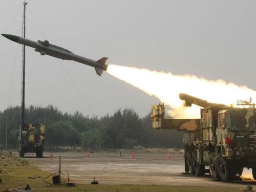 Một tên lửa Akash có xác suất tiêu diệt mục tiêu là 88%. Hai tên lửa có thể được bắn cách nhau 5 giây để nâng khả năng tiêu diệt lên 98,5%. Toàn bộ hệ thống được thiết kế để có thể triển khai nhanh chóng và có tính cơ động cao nhằm tăng khả năng sống sót. Hệ thống Akash có thể được triển khai bằng đường sắt, đường bộ hoặc đường hàng không. Ảnh: Oneindia.