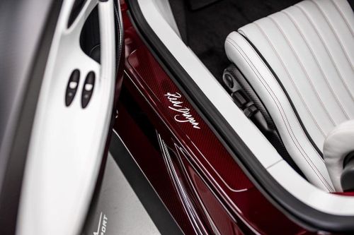 Bugatti Chiron Super Sport chỉ được sản xuất giới hạn 60 chiếc toàn cầu với giá khởi điểm khoảng 3,9 triệu USD. Giá trị của siêu phẩm hàng thửa Chiron Super Sport Red Dragon không được công bố.
