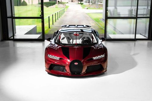 Chiếc Bugatti Chiron này mang ngoại thất màu đỏ Red Carbon. Nắp capo của xe được trang trí bằng tem đua Super Sport mang màu đen Nocturne. Ngoài ra, chiếc xe còn được trang bị tùy chọn cửa sổ trời Sky View trị giá hơn 60.000 USD.