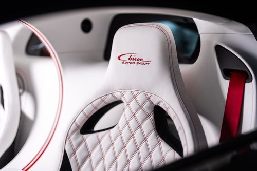 Khu vực này được phối màu trắng Blanc và đen Beluga Black, đi kèm với các đường chỉ may màu đỏ Hot Spur. Logo Chiron Super Sport được thêu trên tựa đầu mỗi ghế.