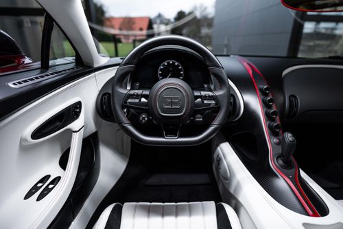 Không gian nội thất của Chiron Super Sport Red Dragon trở nên sang trọng hơn với các chất liệu cao cấp như da thật và sợi carbon... được làm thủ công tỉ mỉ.