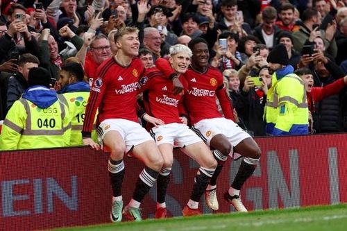 Ba ngôi sao sáng của Man Utd hiện tại cùng nhau ăn mừng bàn thắng.