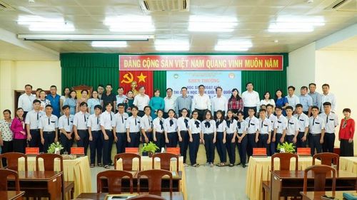 Đại biểu chụp ảnh lưu niệm cùng các em HS đoạt giải.