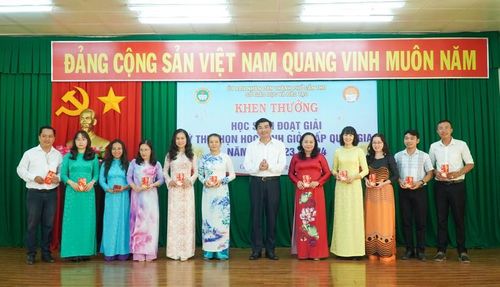 Ông Trần Thanh Bình - Giám đốc Sở GD&amp;ĐT khen thưởng các giáo viên bồi dưỡng HS giỏi.