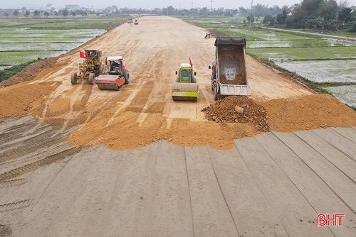 Dù đã cận tết nhưng không khí lao động trên công trường cao tốc Bắc - Nam vẫn rất khẩn trương.