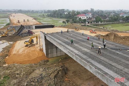 Nhân công, máy móc của nhà thầu Vinaconex nhộn nhịp thi công hạng mục nút giao cao tốc với quốc lộ 8 qua xã Thanh Bình Thịnh, huyện Đức Thọ.