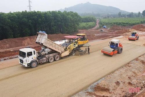 Nhà thầu Xuân Trường thi công lớp móng cấp phối đá dăm nền đường.